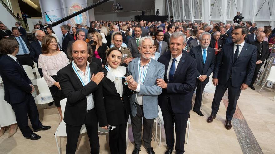 Juan Pardo, Carlos Núñez y Luz Casal recogen emocionados sus Medallas de Ouro de Galicia