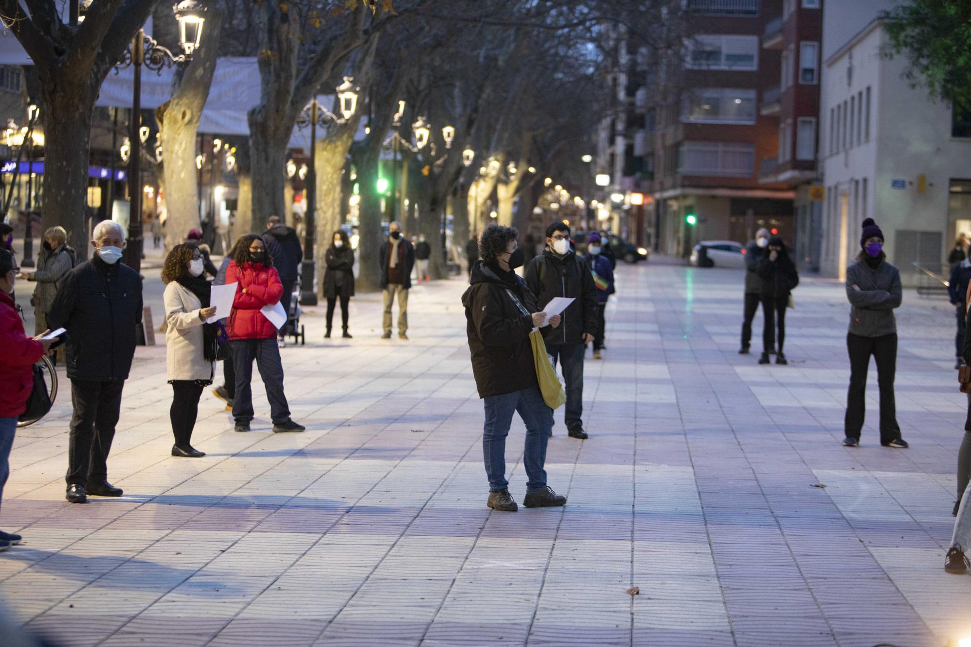 Decenas de mujeres se concentran por el Dia de la Dona en Xàtiva