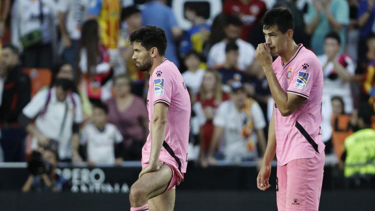 Los jugadores del Espanyol, tras el partido ante el Valencia.