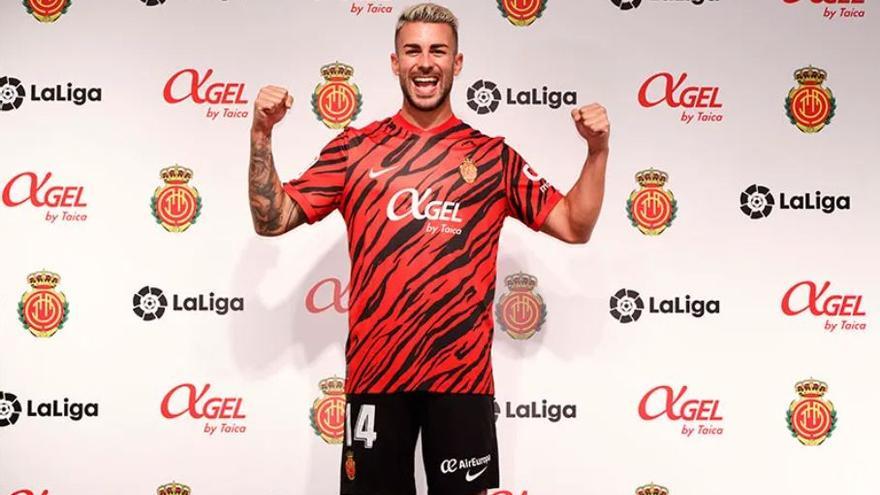 Dani Rodríguez, capitán del Real Mallorca, luce la nueva camiseta desde Japón.