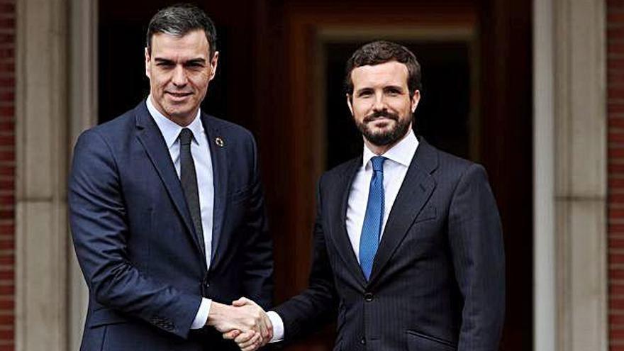 Pedro Sánchez i Pablo Casado se saluden abans de la seva reunió a La Moncloa.