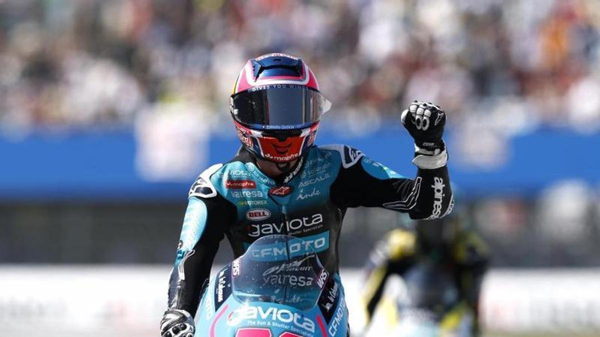 Máximo Quiles celebra su victoria en Assen al entrar en meta