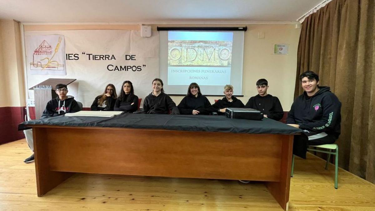 Alumnos imparten el taller de inscripciones funerarias romanas. | Cedida