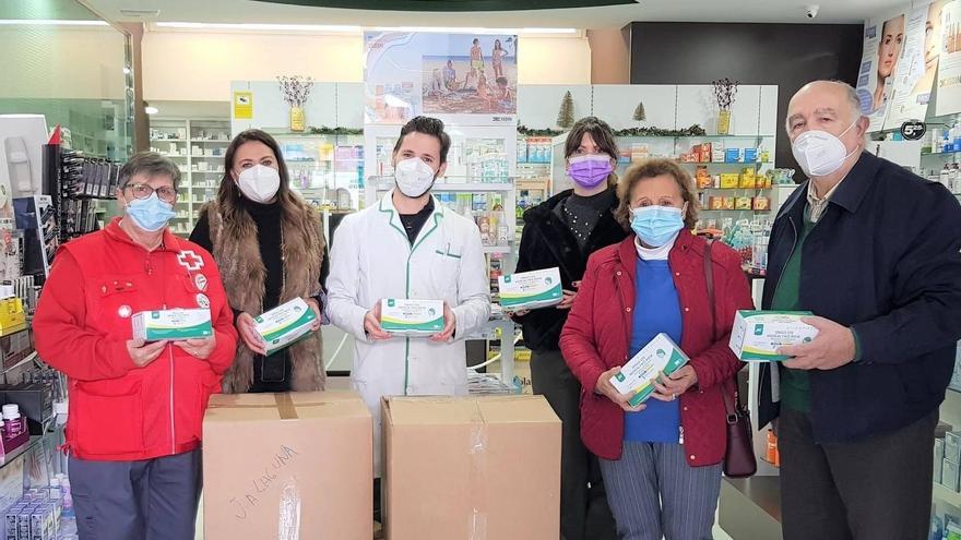 Imagen de archivo de entrega de mascarillas en farmacias durante la etapa del coronavirus en Almendralejo
