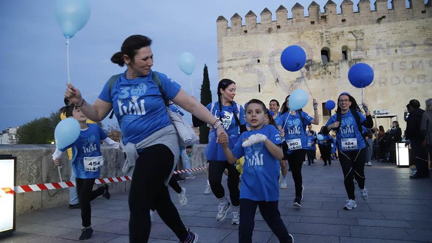 Córdoba se tiñe de azul para visibilizar a las personas con autismo