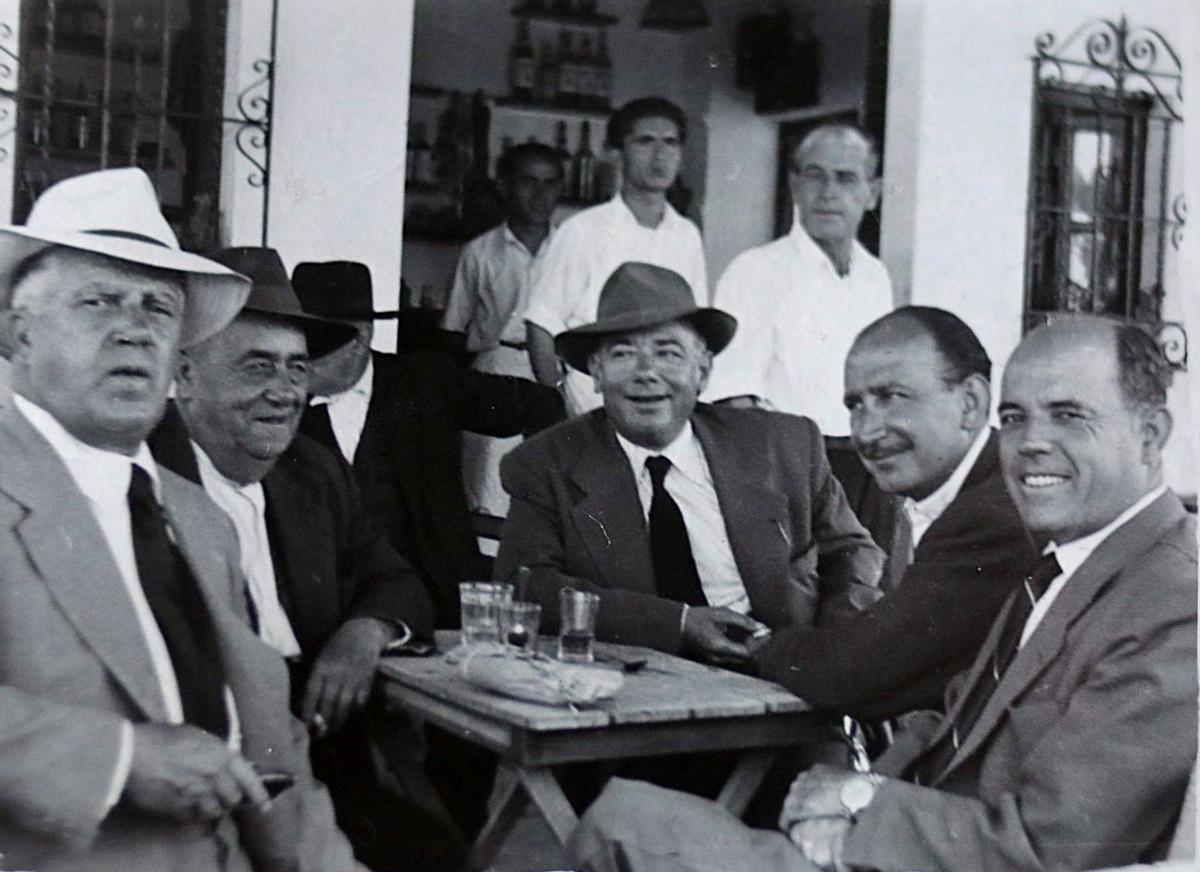 Tertulia en ‘El Lele’, entre otros, los clientes Juan Calderón ‘el Chacho’, Pepe Naranjo y detrás, el camarero Salvador Dueñas.