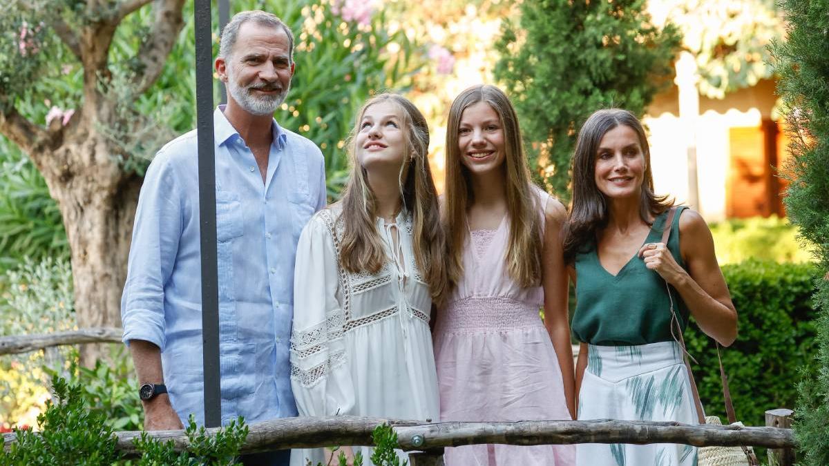 Posado veraniego de los reyes junto a sus hijas, la princesa Leonor y la infanta Sofía