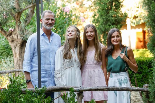 Posado veraniego de los reyes junto a sus hijas, la princesa Leonor y la infanta Sofía