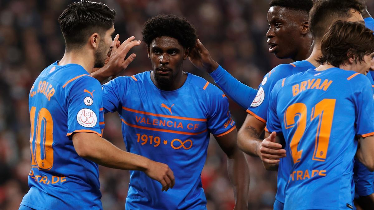 Los jugadores del Valencia se abrazan tras el gol de Hugo Duro