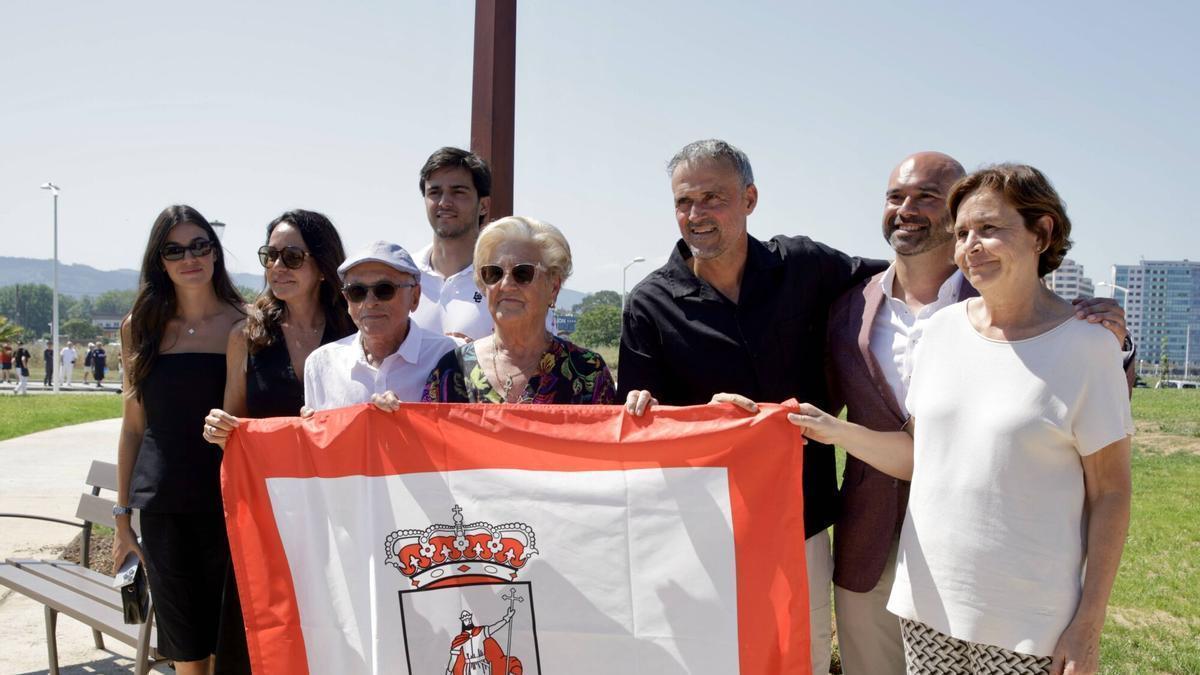 Por la derecha, Carmen Moriyón, José Martínez Salvador, Luis Enrique, sus padres Luis Felipe y Neli, su hijo Pacho, su mujer Elena Cullel y su hija Sira