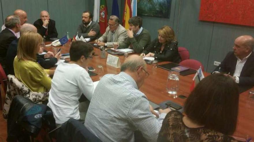 Rafael Cuiña, al fondo, durante la reunión de ayer en la sede viguesa del Eixo Atlántico.