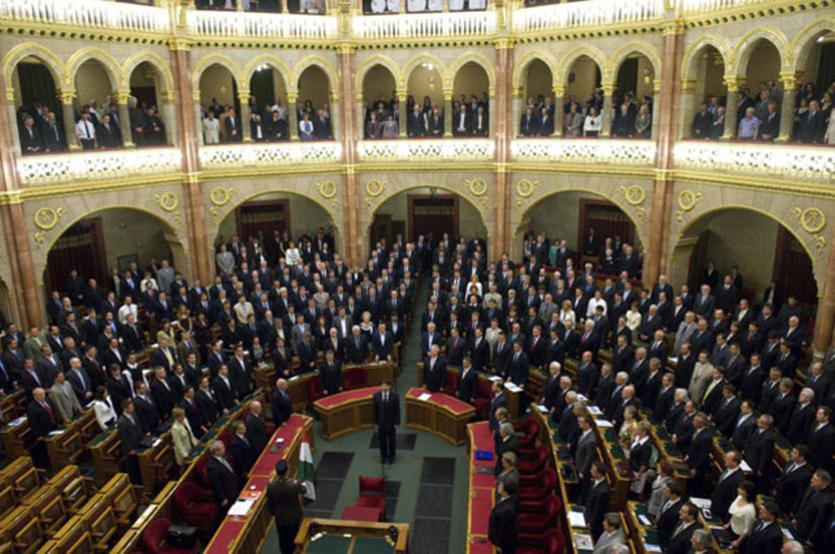 El conservador János Áder, de 52 anys, és investit nou president d’Hongria al Parlament, després de rebre 262 vots a favor i 40 en contra del partit ultradretà Jobbik.