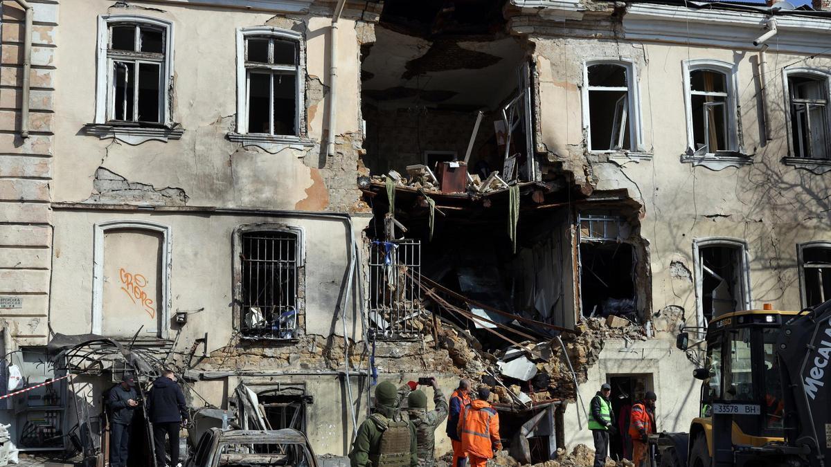 Al menos 15 muertos y casi un centenar de heridos en ataques rusos contra Kiev y otras dos ciudades ucranianas