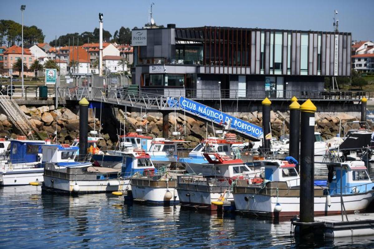 Flota amarrada en el Puerto de Portonovo. | GUSTAVO SANTOS