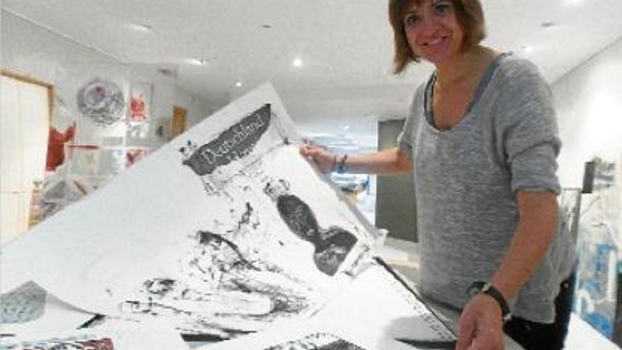 Lourdes Fisa al seu estudi, al passeig de Pere III, mostrant el seu llibre d&#039;artista, creat el 1989
