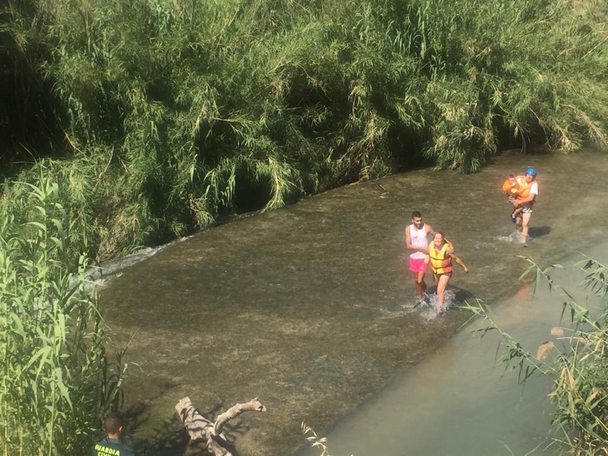 Un incendio forestal en el Menjú de Cieza rodea un Un incendio forestal en el Menjú de Cieza rodea un