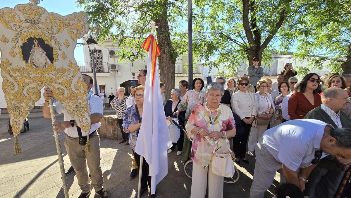 Numerosas personas participan en una jornada festiva iniciada con la salida de la patrona de la localidad desde la iglesia de San Andrés