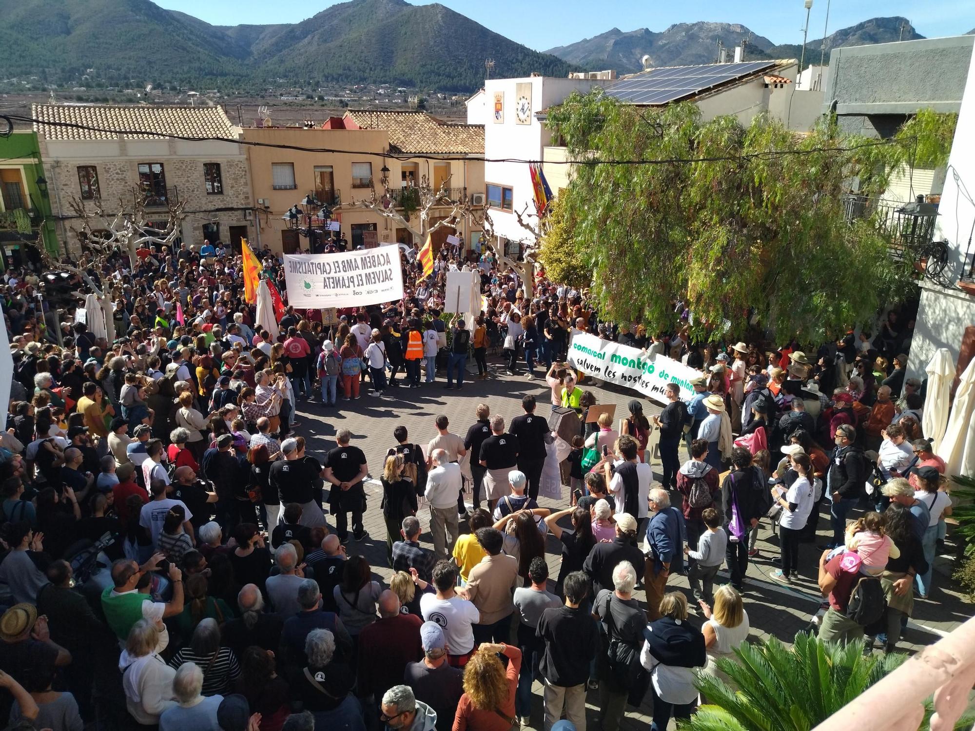 Así ha sido la masiva manifestación de Llíber contra el PAI de 488 casas (imágenes)