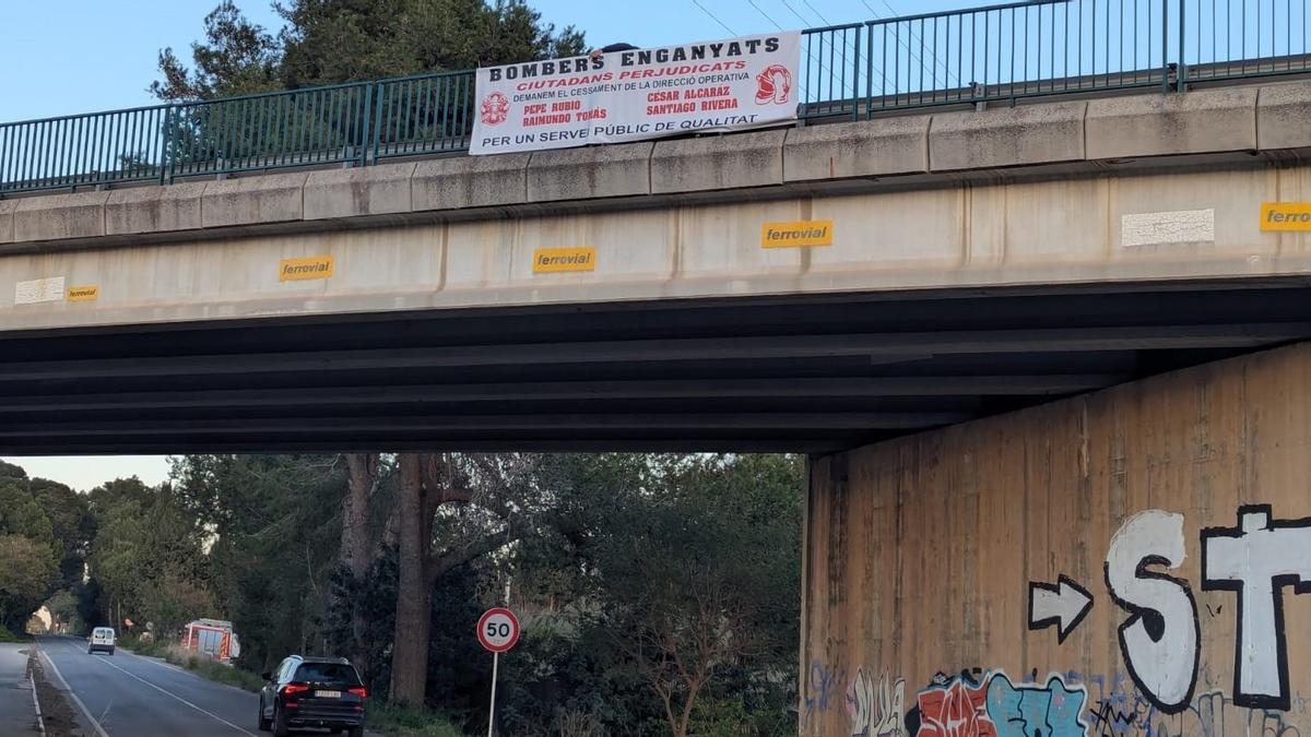 La pancarta en el puente sobre la carretera de Ondara a Dénia