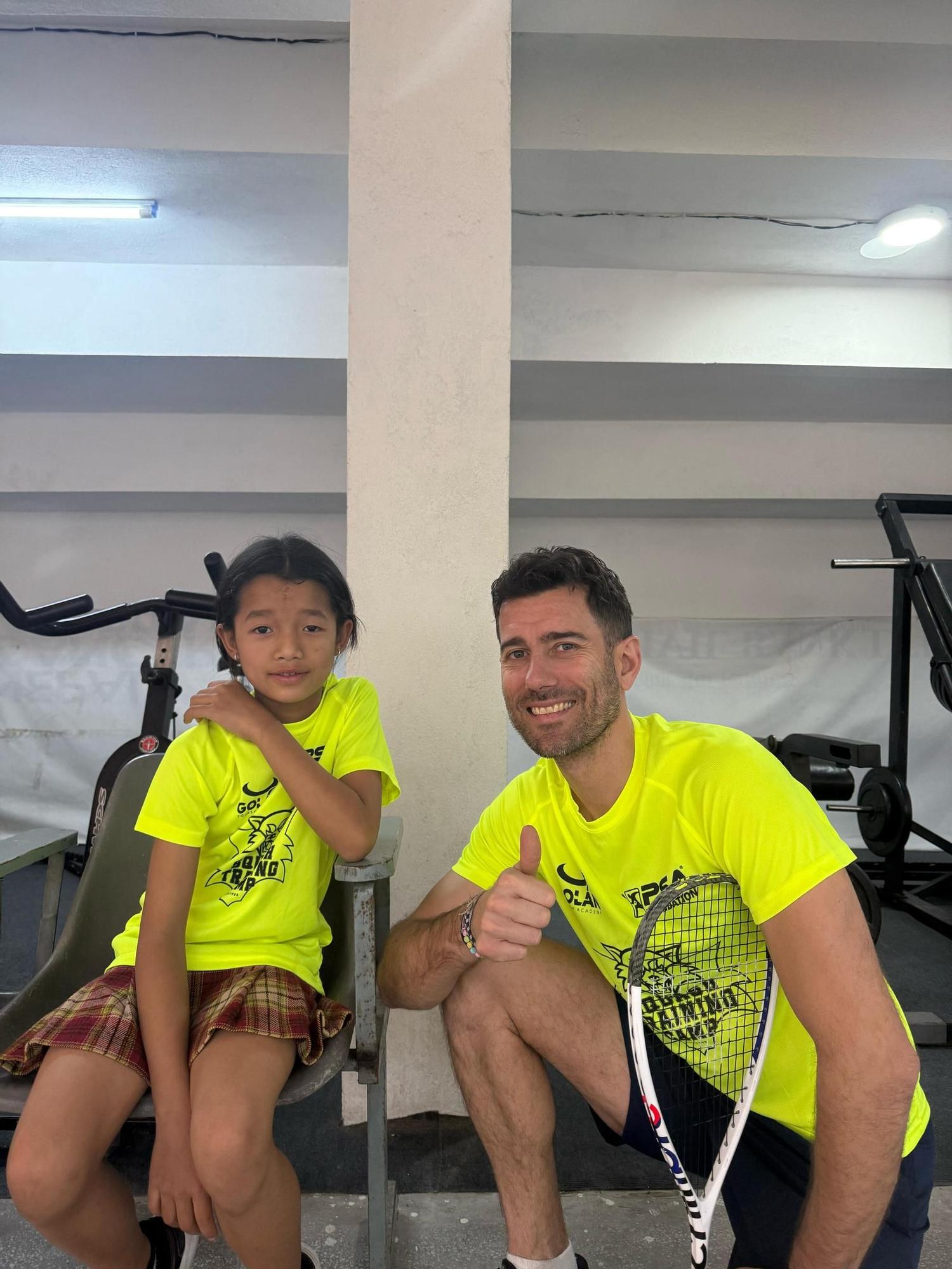 Borja Golán en Katmandú, donde está impartiendo clases de squash a jóvenes con pocos recursos de la mano de SOS Nepal