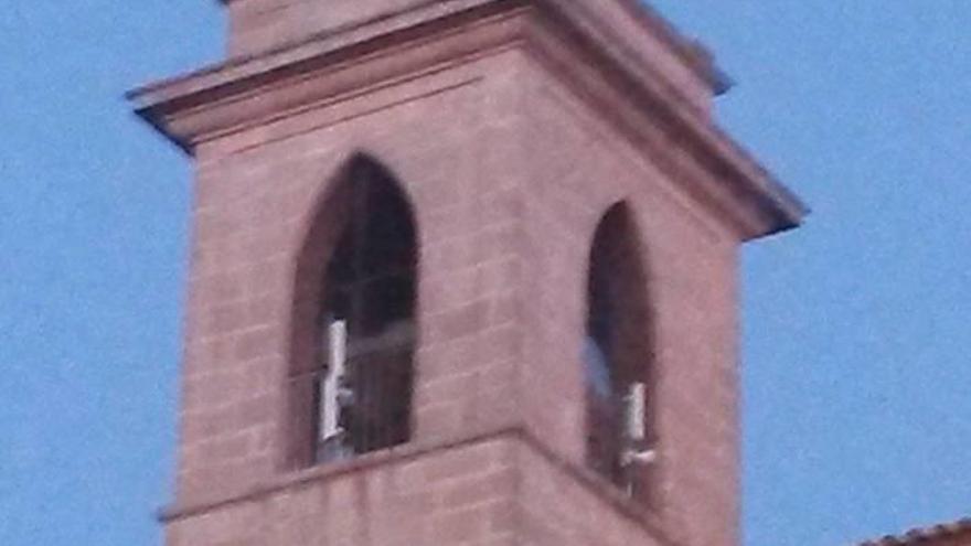 El campanario parroquial con las antenas instaladas.