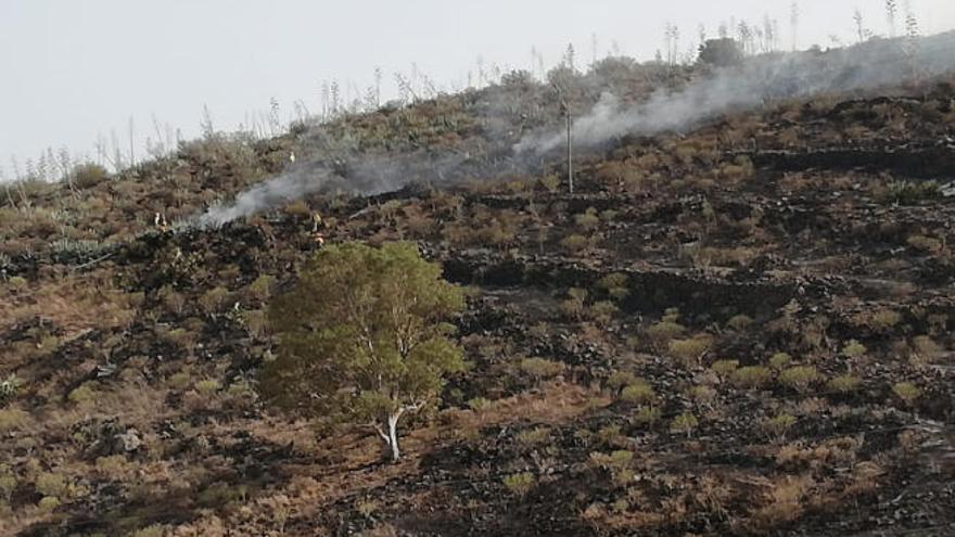 Los bomberos apagan un incendio en Los Campitos.