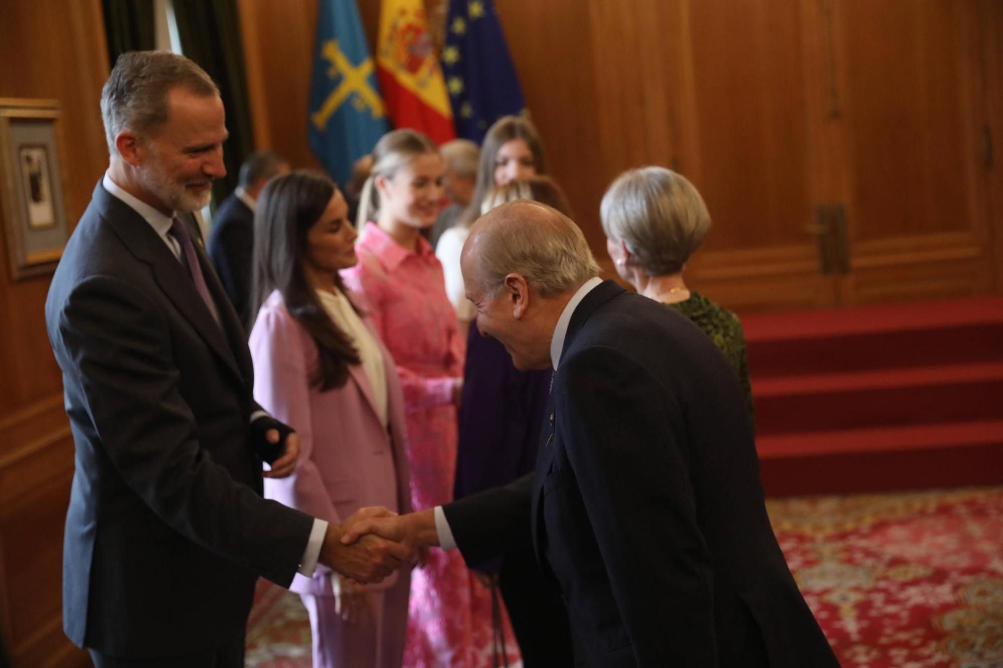 EN IMÁGENES: Así fue la recepción de los Reyes y sus hijas a los Premios Fin de Carrera de la Universidad de Oviedo