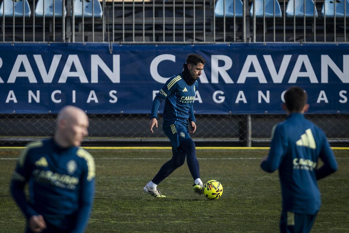 Toni Moya, con el balón durante el entrenamiento del Real Zaragoza de este miércoles.