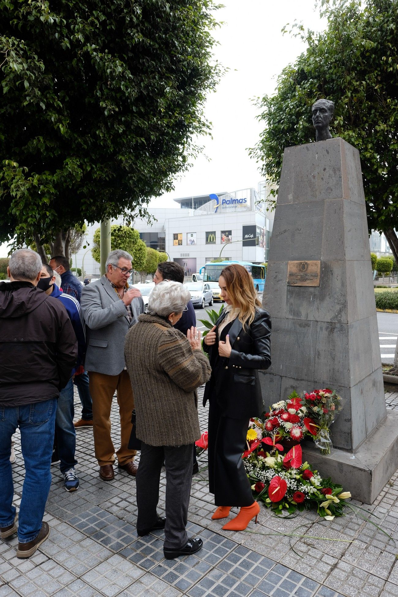 Ofrenda floral ante el busto de Felo Monzón por el 112 aniversario de su nacimiento