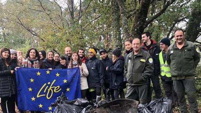 Voluntarios y políticos ayer en el parque natural. // FDV