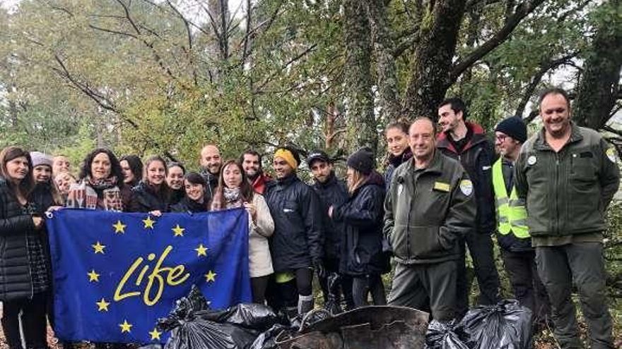 Jóvenes voluntarios restauran el corazón verde del Parque Baixa Limia Serra do Xurés