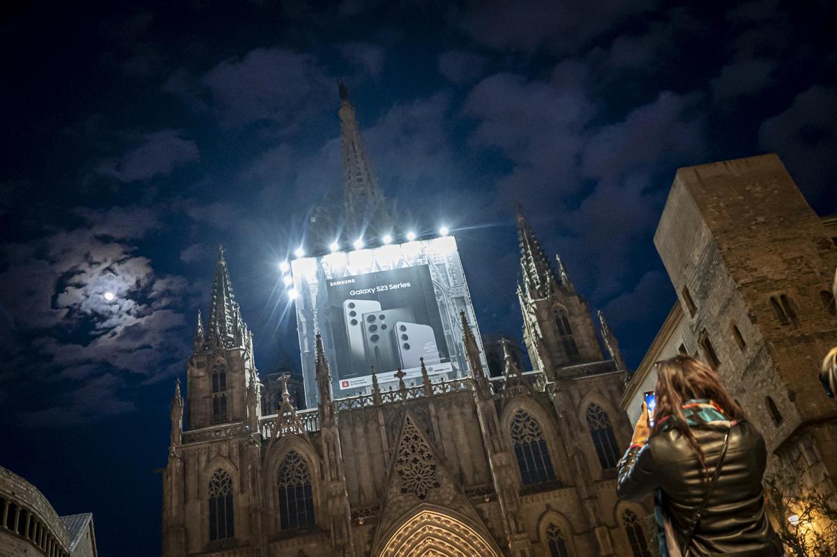 Así son los potentes focos en la Catedral que causan controversia