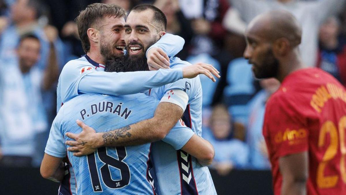 Borja Iglesias, abrazando a sus compañeros ante Foulquier