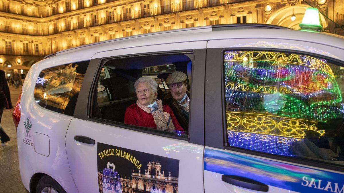 Un taxi en la Plaza Mayor de Salamanca en una imagen de archivo de la iniciativa 'Taxiluz' que acercaba a los mayores de las residencias a ver la iluminación navideña