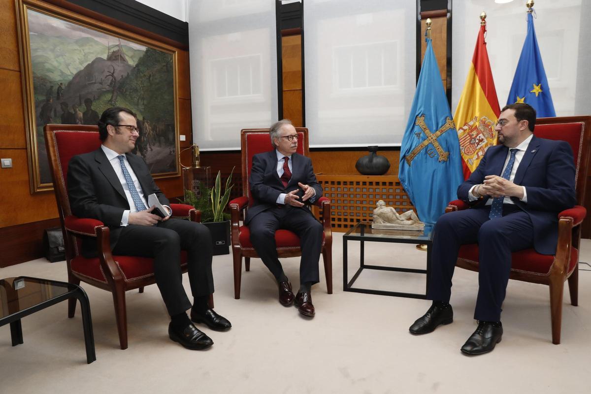 Los vocales del Consejo General del Poder Judicial (CGPJ), Bernardo Fernández y Alejandro Abascal, y el presidente del Principado de Asturias, Adrián Barbón.