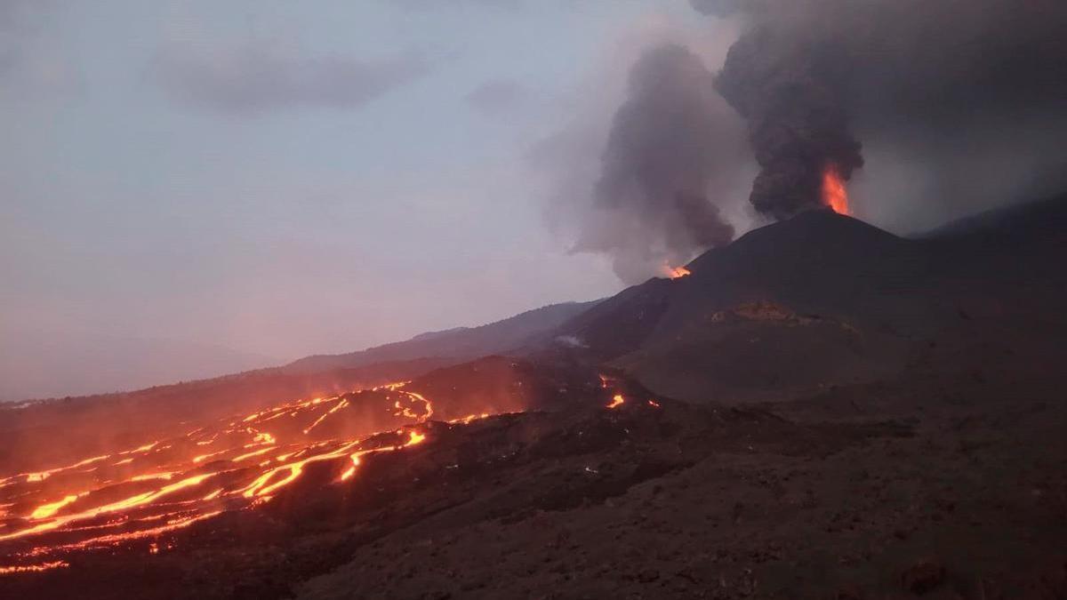 Una enorme bolsa de magma continúa situándose bajo La Palma