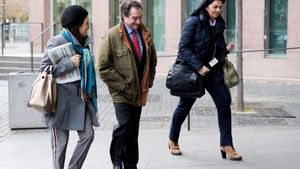 GRAF3943. L’HOSPITALET DE LLOBREGAT (BARCELONA), 03/02/2018.- El magistrado Juan Antonio Ramírez (c), a su llegada al juzgado. El juez que investiga los preparativos del 1-O practica hoy los primeros interrogatorios del caso en sede judicial, con la declaración de dos testigos que, ante la Guardia Civil, situaron a Carles Puigdemont y Oriol Junqueras en reuniones técnicas para organizar el referéndum. EFE/Marta Pérez