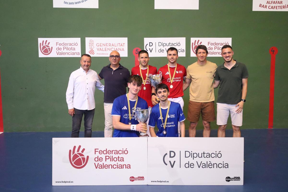 Els equips d'Atzeneta i Quart de Poblet, en el lliurament de Segona.