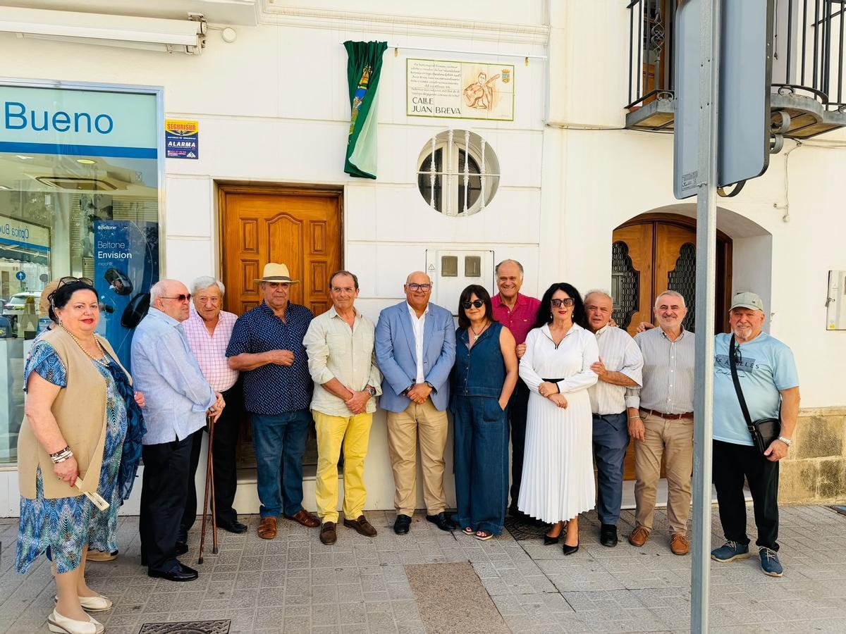 El homenaje a Juan Breva se ha completado con la inauguración de un azulejo en la calle que lleva su nombre.