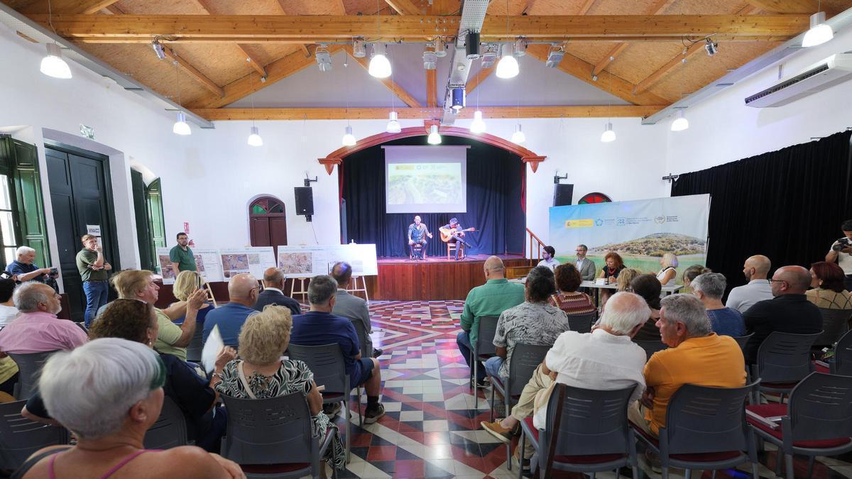Francisco Lucas y Laura Martín Murillo, en el acto por la finalización de las obras de remediación ambiental de depósitos mineros en la Casa del Pueblo de Llano del Beal.