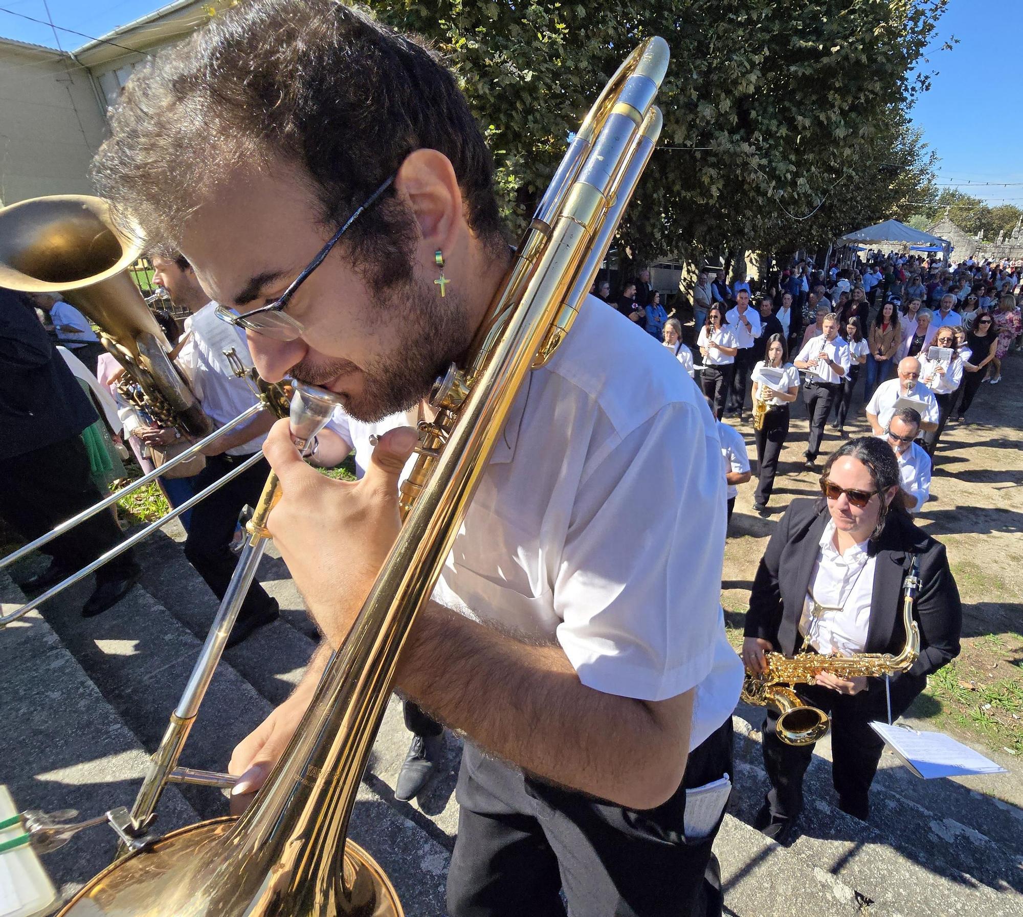 Tradicional procesión en San Miguel de Peitieiros