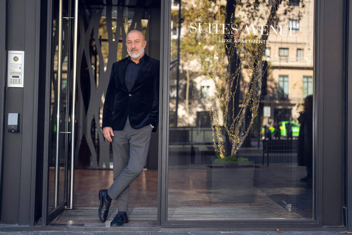 Barcelona, 21/11/2025. SOCIEDAD. José Luis Fernández, director del Suites Avenue, se jubila tras 37 años en Derby Hotels, carrera que inició como botones. Foto: Zowy Voeten / El Periódico.