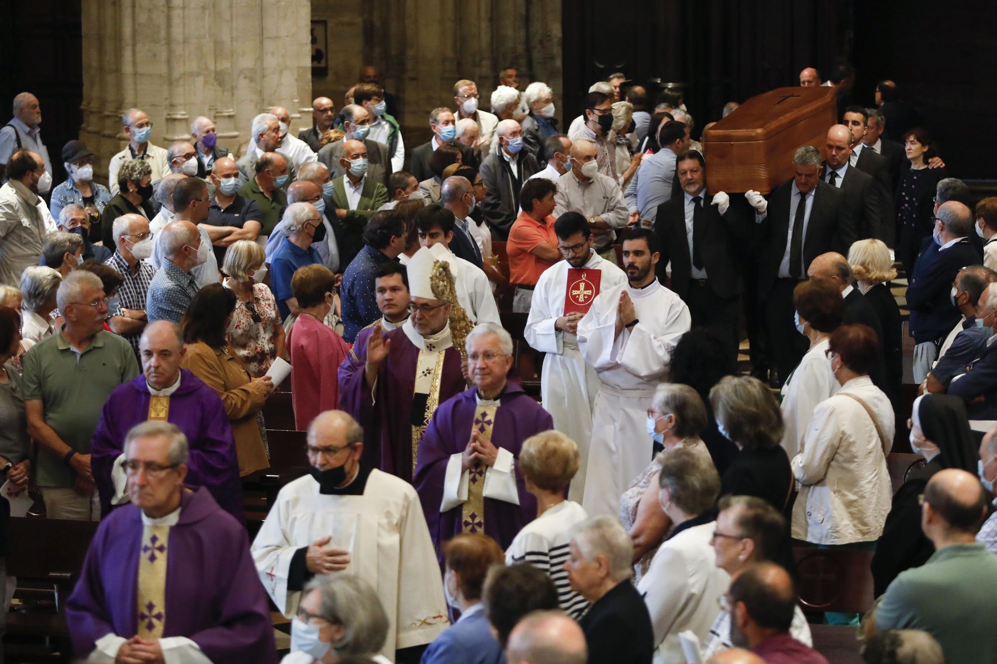 EN IMÁGENES: Asturias despide a Gabino Díaz Merchán en un multitudinario funeral en la Catedral de Oviedo