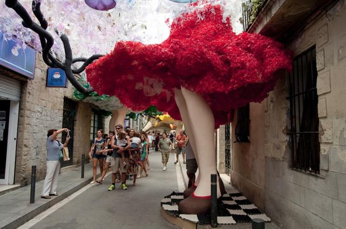 Las gigantescas piernas de una bailarina, en la calle de la Fraternitat, entre Torres y Tordera.