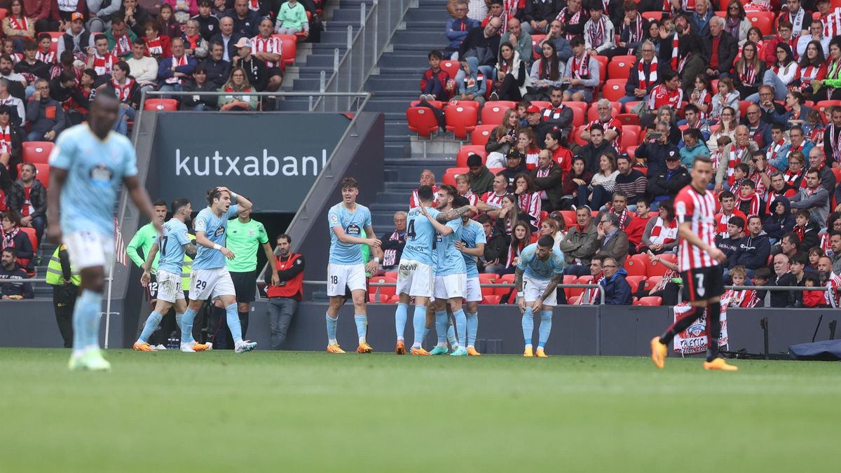 Los jugadores del Celta celebran un gol en San Mamés.