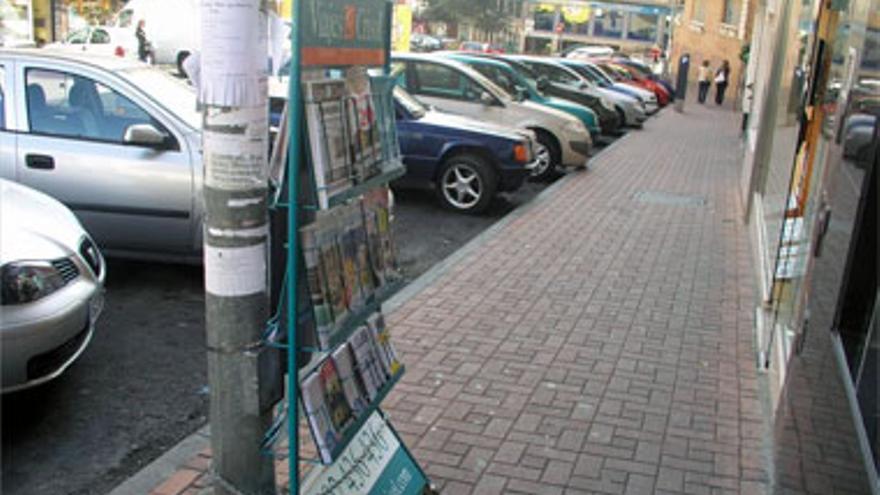 Carteles publicitarios invaden algunas aceras en Cáceres