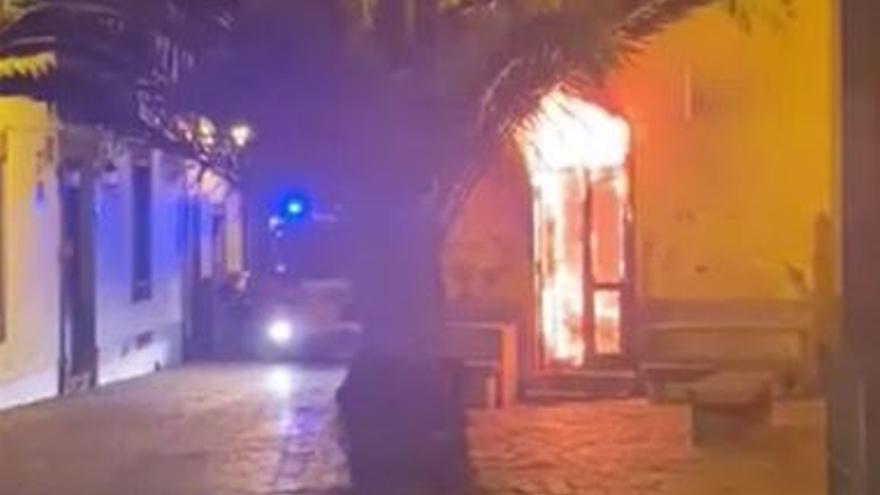 Los bomberos actúan en Vegueta en el incendio de la casa más antigua de Canarias.