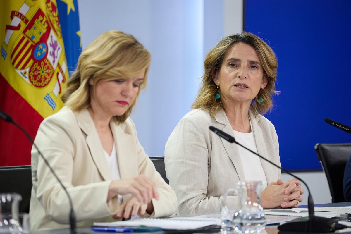 La portavoz del Gobierno y ministra de Educación, Pilar Alegría (i), y la vicepresidenta tercera, Teresa Ribera (d), durante la rueda de prensa posterior a la reunión del Consejo de Ministros este martes.