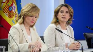 La portavoz del Gobierno y ministra de Educación, Pilar Alegría (i), y la vicepresidenta tercera, Teresa Ribera (d), durante la rueda de prensa posterior a la reunión del Consejo de Ministros este martes.