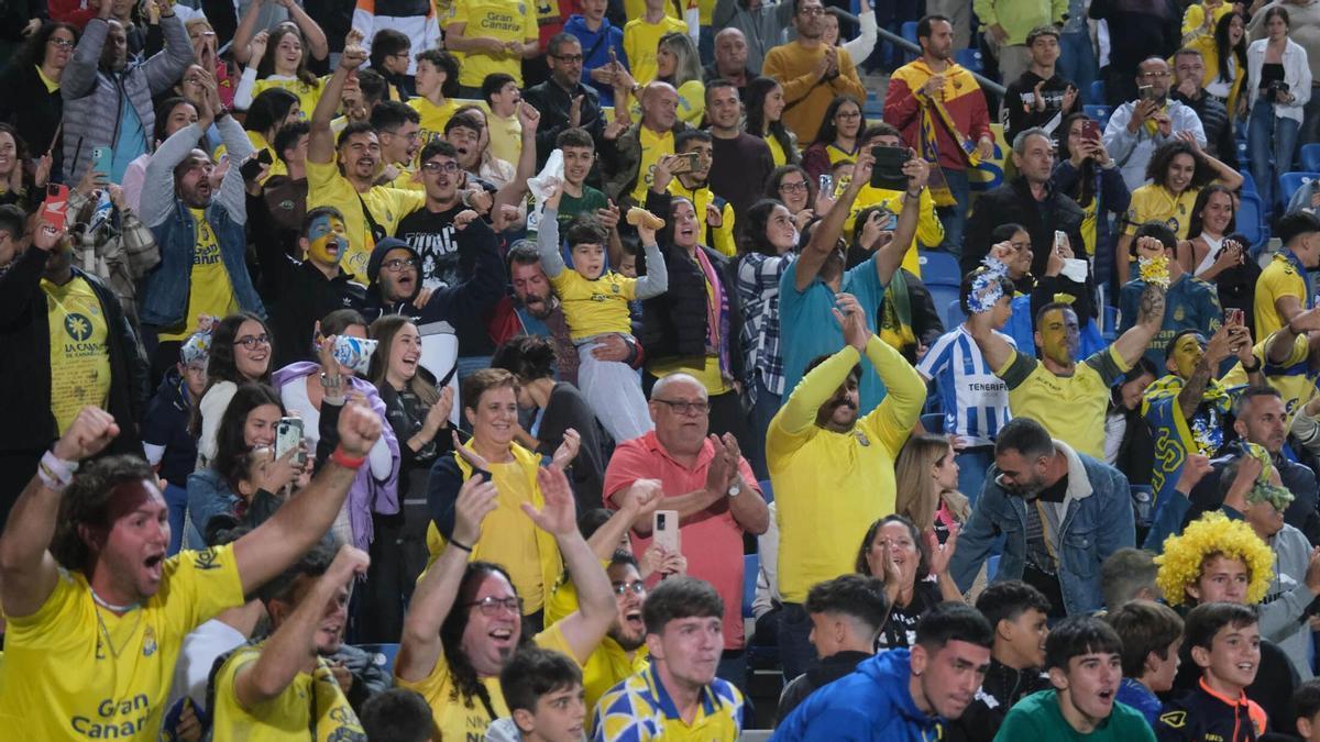 La afición amarilla vibró durante el último derbi ante el CD Tenerife